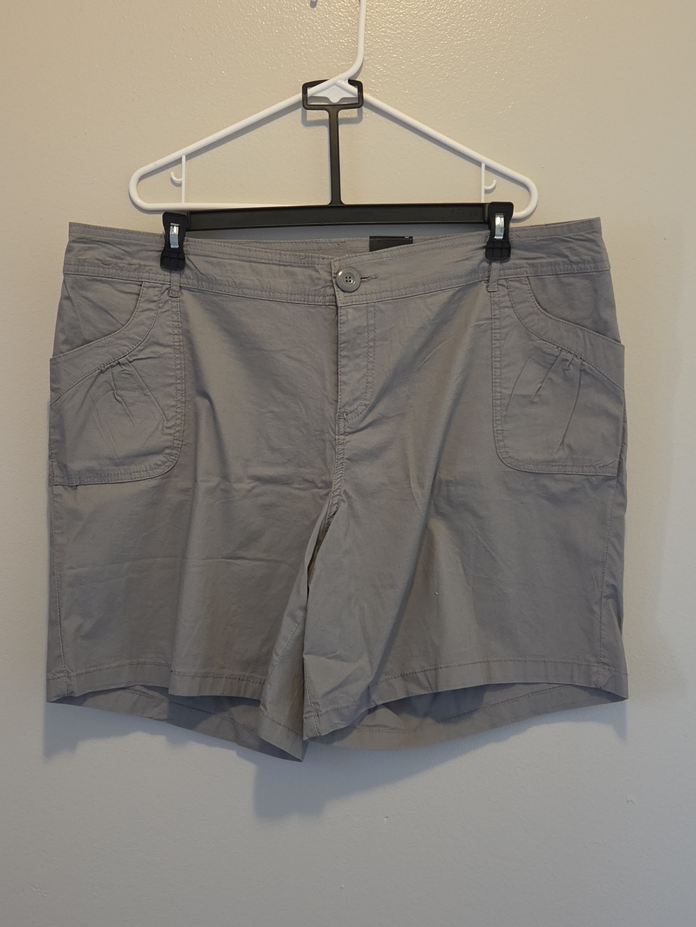 Classic Casual Women's Shorts in Light Gray